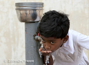 Tsunami: Kind trinkt aus einem Brunnen