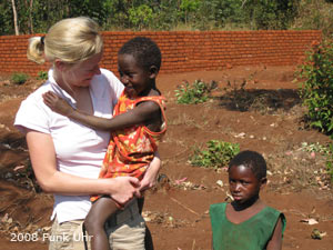 Tansania: Mirja mit Kind auf dem Arm