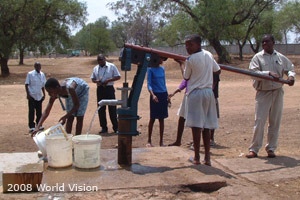 Simbabawe: Von World Vision gebaute Wasserpumpe