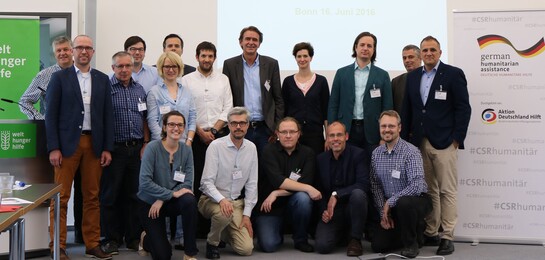 Auf dem Netzwerkertreffen der #CSRhumanitaer entstand dieses Gruppenbild. Alle Teilnehmer haben sich für das Bild hingestellt. Auf dem Netzwerkertreffen der #CSRhumanitaer entstand dieses Gruppenbild. Alle Teilnehmer haben sich für das Bild hingestellt.