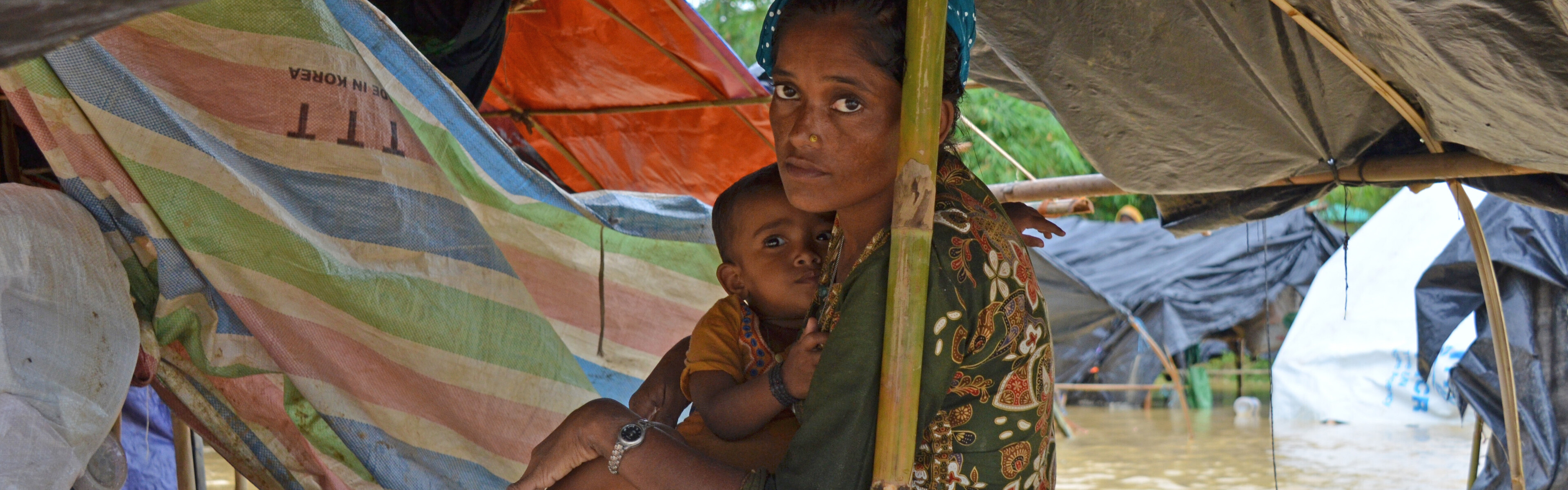 Frau mit Kind in einem der überschwemmten Flüchtlingslager in Bangladesch Frau mit Kind in einem der überschwemmten Flüchtlingslager in Bangladesch