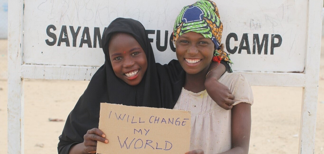 Das Mädchen Hindatou (links), das im Flüchtlingscamp neuen Mut fasste, mit einer Freundin Das Mädchen Hindatou (links), das im Flüchtlingscamp neuen Mut fasste, mit einer Freundin