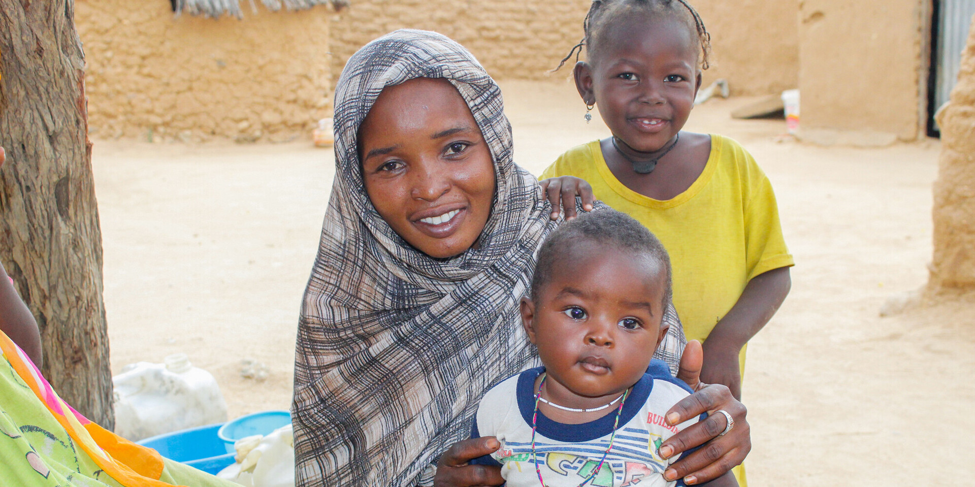 Nima mit ihren jüngsten Kindern im Flüchtlingscamp im Tschad Nima mit ihren jüngsten Kindern im Flüchtlingscamp im Tschad