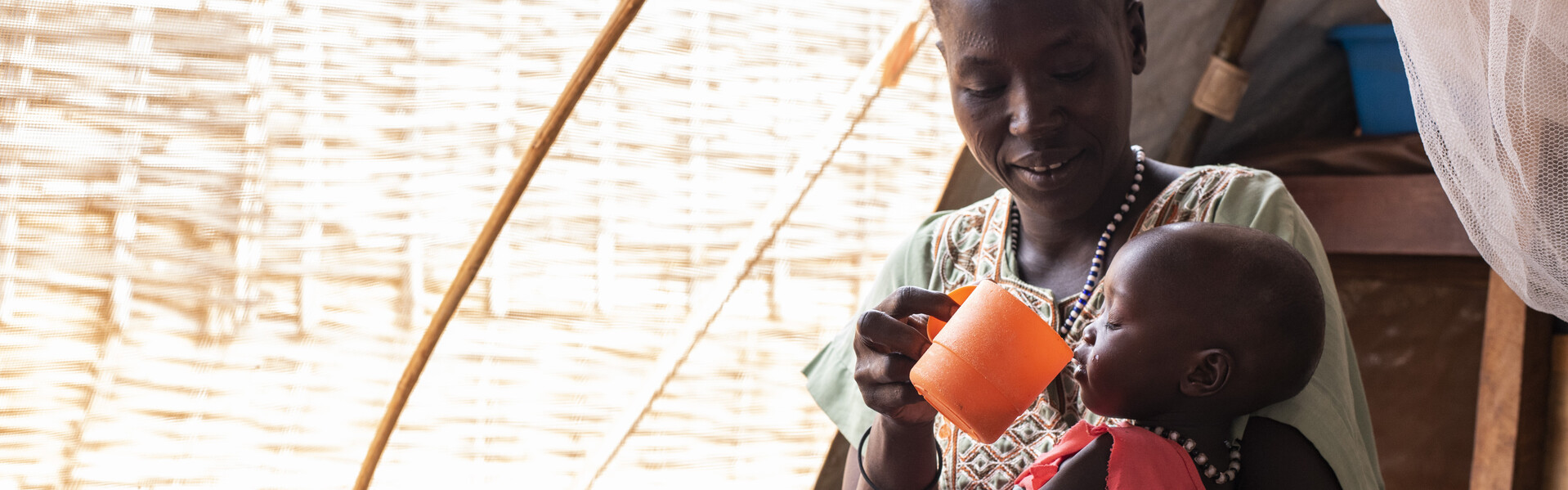 Eine Mutter erhält nach ihrer Ankunft in einem Geflüchtetencamp im Südsudan Hilfe für ihr Kind Eine Mutter erhält nach ihrer Ankunft in einem Geflüchtetencamp im Südsudan Hilfe für ihr Kind