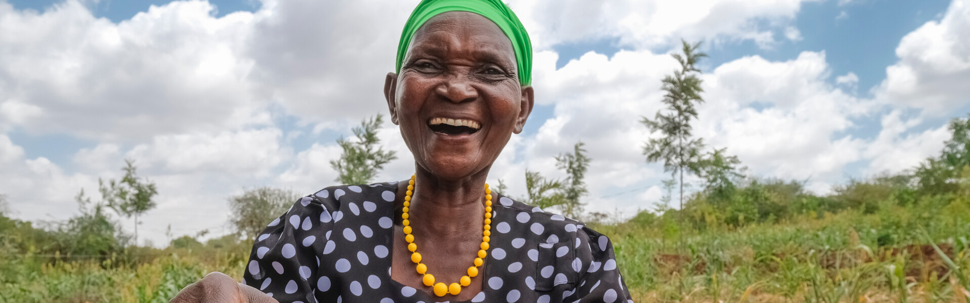 Eine Frau in Kenia trägt einen Korb mit Bohnen Eine Frau in Kenia trägt einen Korb mit Bohnen
