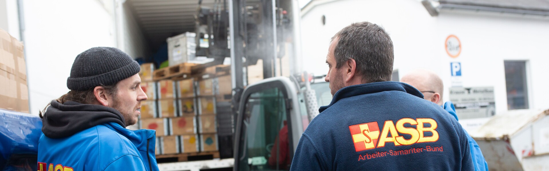 Mitarbeiter des ASB bereiten die Hilfslieferung in die Erdbebenregion vor Mitarbeiter des ASB bereiten die Hilfslieferung in die Erdbebenregion vor