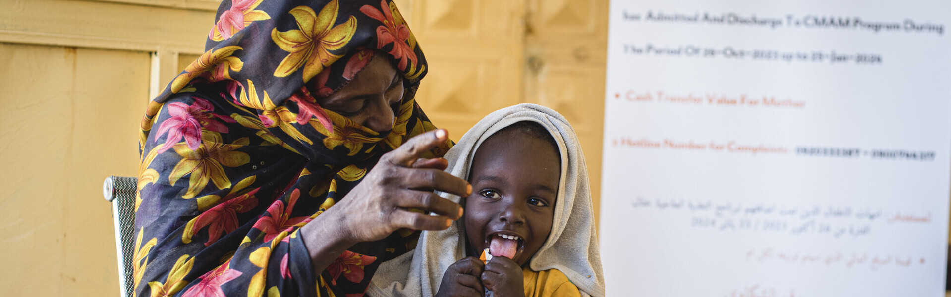 Eine Mutter gibt ihrem Kind Notfallnahrung Eine Mutter gibt ihrem Kind Notfallnahrung