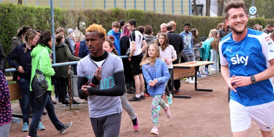 Sportlich Spenden sammeln für Menschen in Not mit einer Spendenaktion. Sportlich Spenden sammeln für Menschen in Not mit einer Spendenaktion.