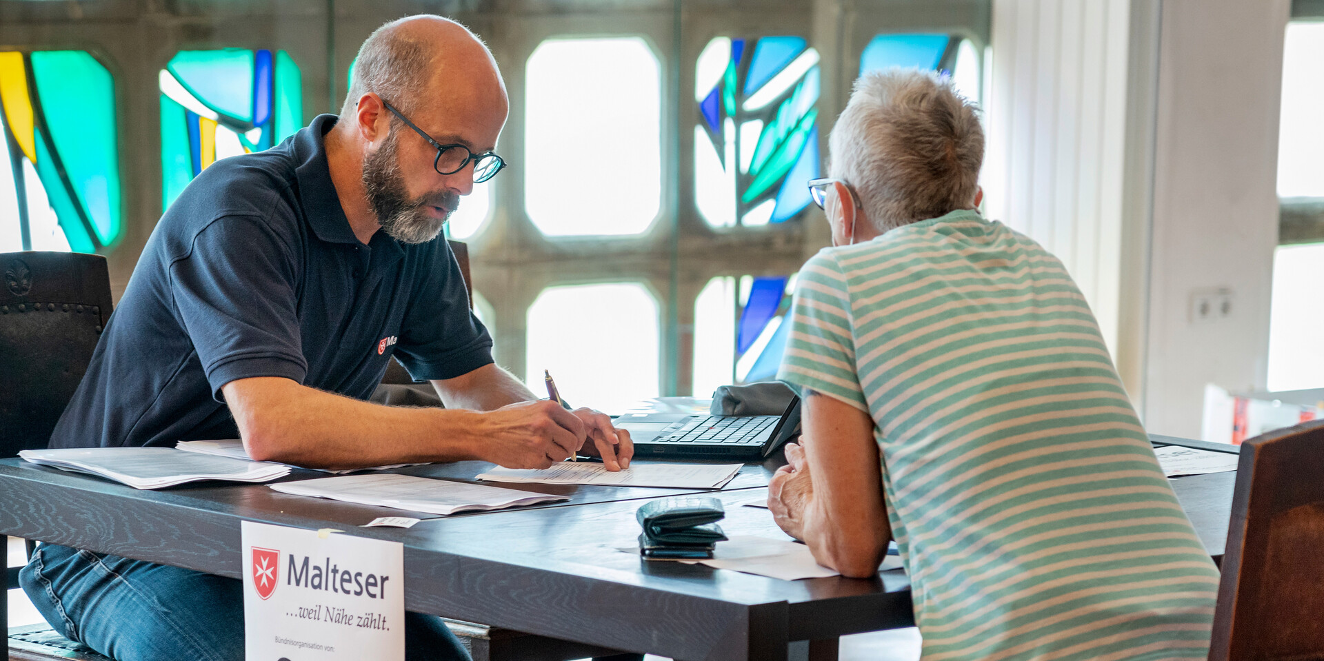 Axel Rottländer berät Flutbetroffene in einem Fluthilfebüro der Malteser Axel Rottländer berät Flutbetroffene in einem Fluthilfebüro der Malteser