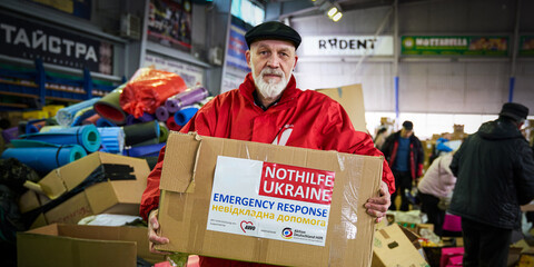 Mann mit Hilfspaket für Menschen in der Ukraine Mann mit Hilfspaket für Menschen in der Ukraine