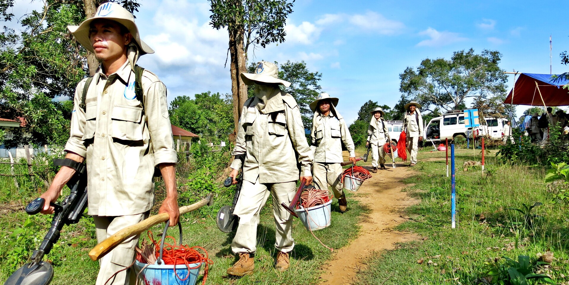 Gemeinsam auf Bombensuche: Zusammen hat das Entminungsteam von Handicap International seit 2006 bereits 30.000 Landminen aufgespürt Gemeinsam auf Bombensuche: Zusammen hat das Entminungsteam von Handicap International seit 2006 bereits 30.000 Landminen aufgespürt