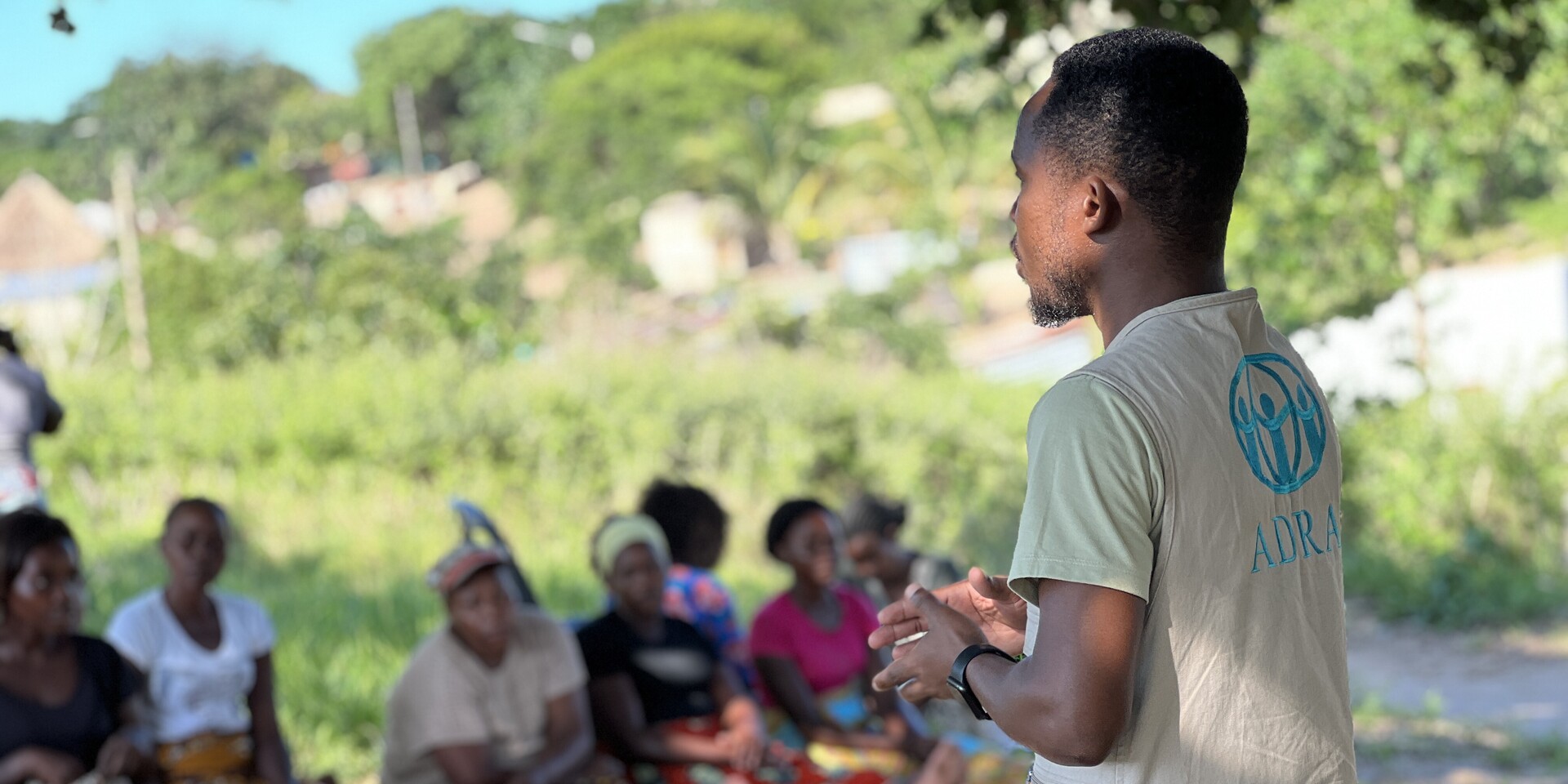 Ein Helfer von ADRA schult eine Gemeinde in Mosambik zum Thema Klimaschutz Ein Helfer von ADRA schult eine Gemeinde in Mosambik zum Thema Klimaschutz