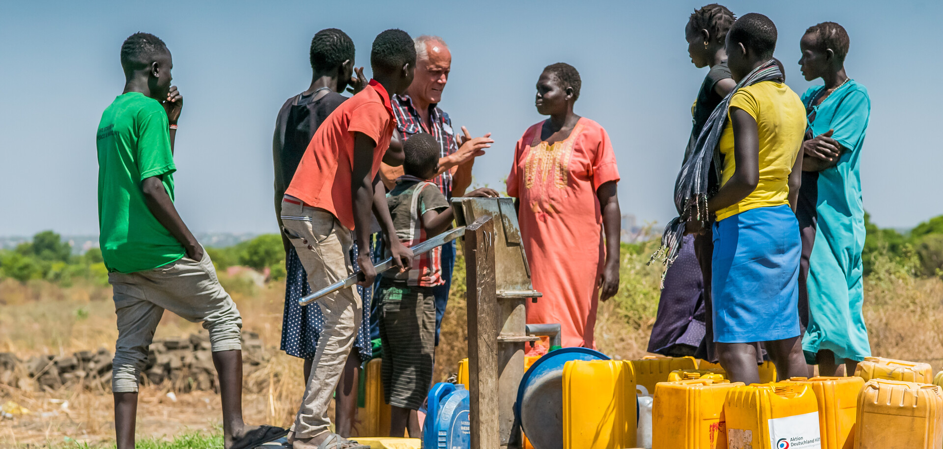 Menschen im Südsudan füllen sich an einem instandgesetzten Brunnen sauberes Trinkwasser ab. Menschen im Südsudan füllen sich an einem instandgesetzten Brunnen sauberes Trinkwasser ab.