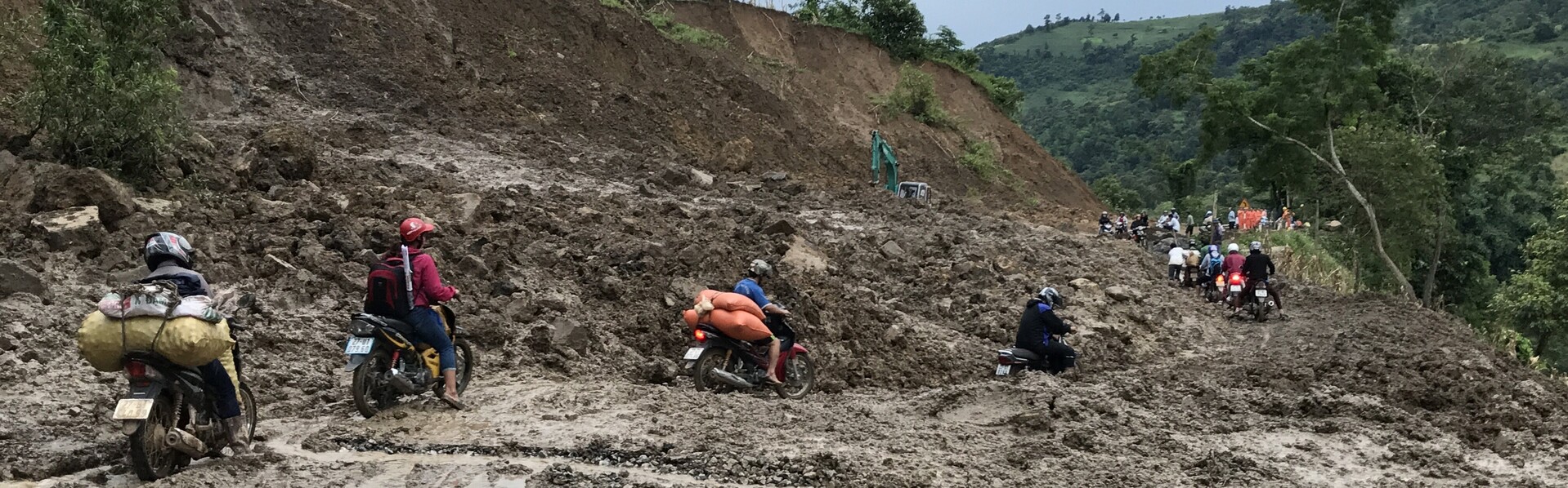 Erdrutsche versperren die Wege in den vietnamesischen Dörfern Erdrutsche versperren die Wege in den vietnamesischen Dörfern