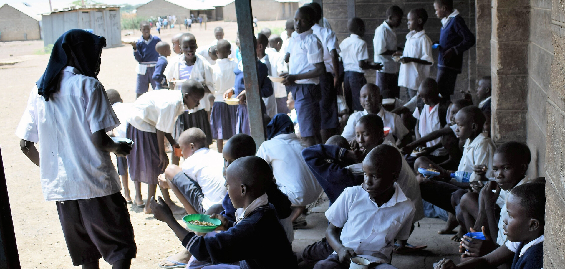 Nahrung ist in der Turkana-Region in Kenia knapp. Die Mahlzeit, die sie in der Schule erhalten, sichert das Überleben vieler Kinder. Nahrung ist in der Turkana-Region in Kenia knapp. Die Mahlzeit, die sie in der Schule erhalten, sichert das Überleben vieler Kinder.