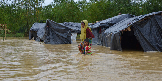 Frau & Kind inmitten eines überfluteten Flüchtlingscamps für Rohingya Frau & Kind inmitten eines überfluteten Flüchtlingscamps für Rohingya