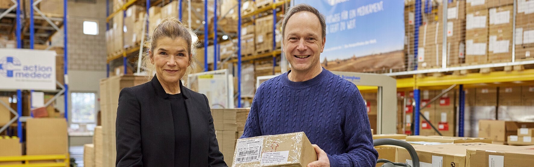 Anke Engelke und Christoph Bonsmann im Lager von action medeor in Tönisvorst Anke Engelke und Christoph Bonsmann im Lager von action medeor in Tönisvorst