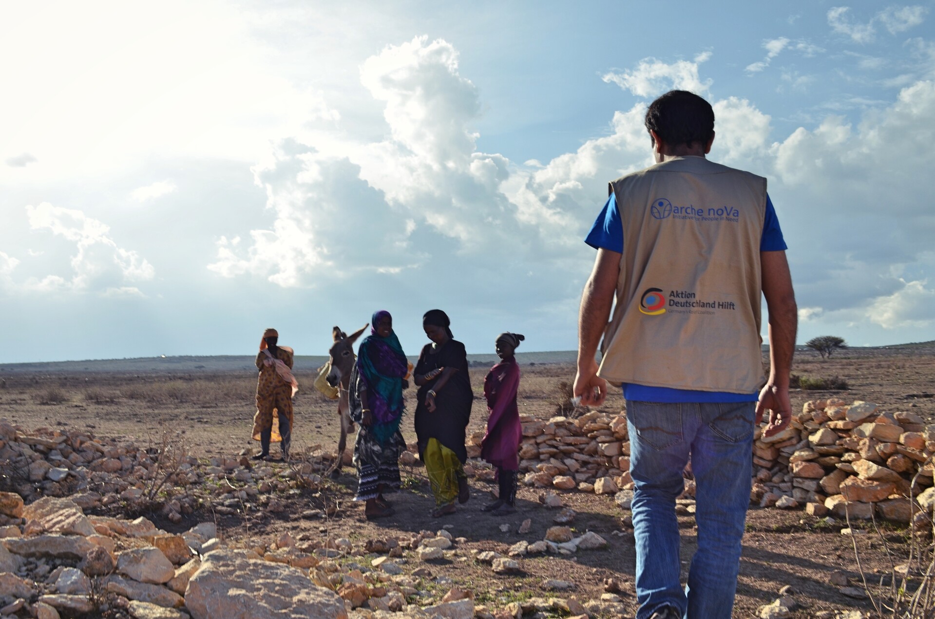 Ein Helfer geht in Somalia, Afrika, zu Frauen. SIe sind Betroffene der Hungerkrise in Afrika Ein Helfer geht in Somalia, Afrika, zu Frauen. SIe sind Betroffene der Hungerkrise in Afrika