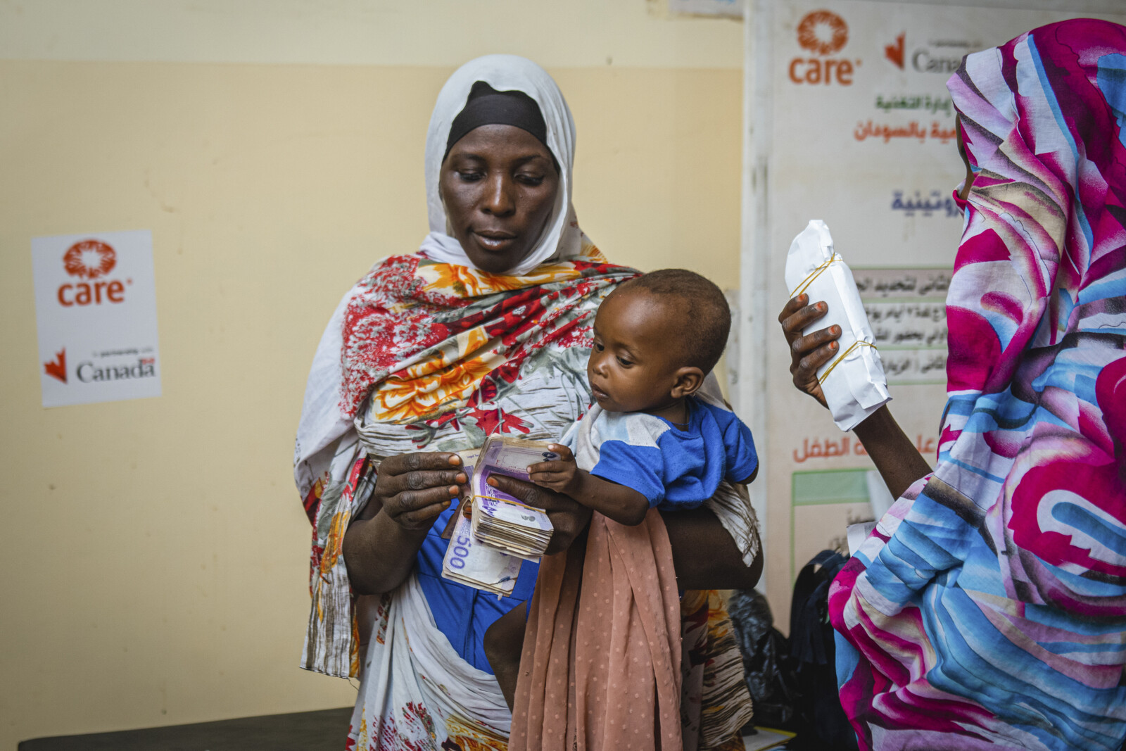 Frau mit Baby im Sudan