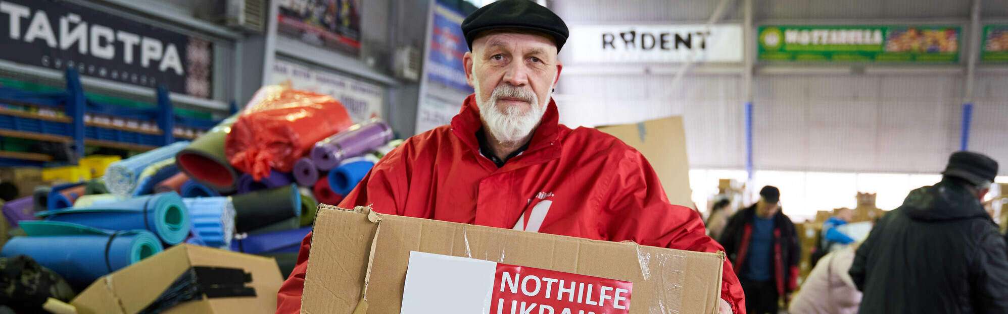 Ein Helfer mit einem Paket für die Menschen aus der Ukraine