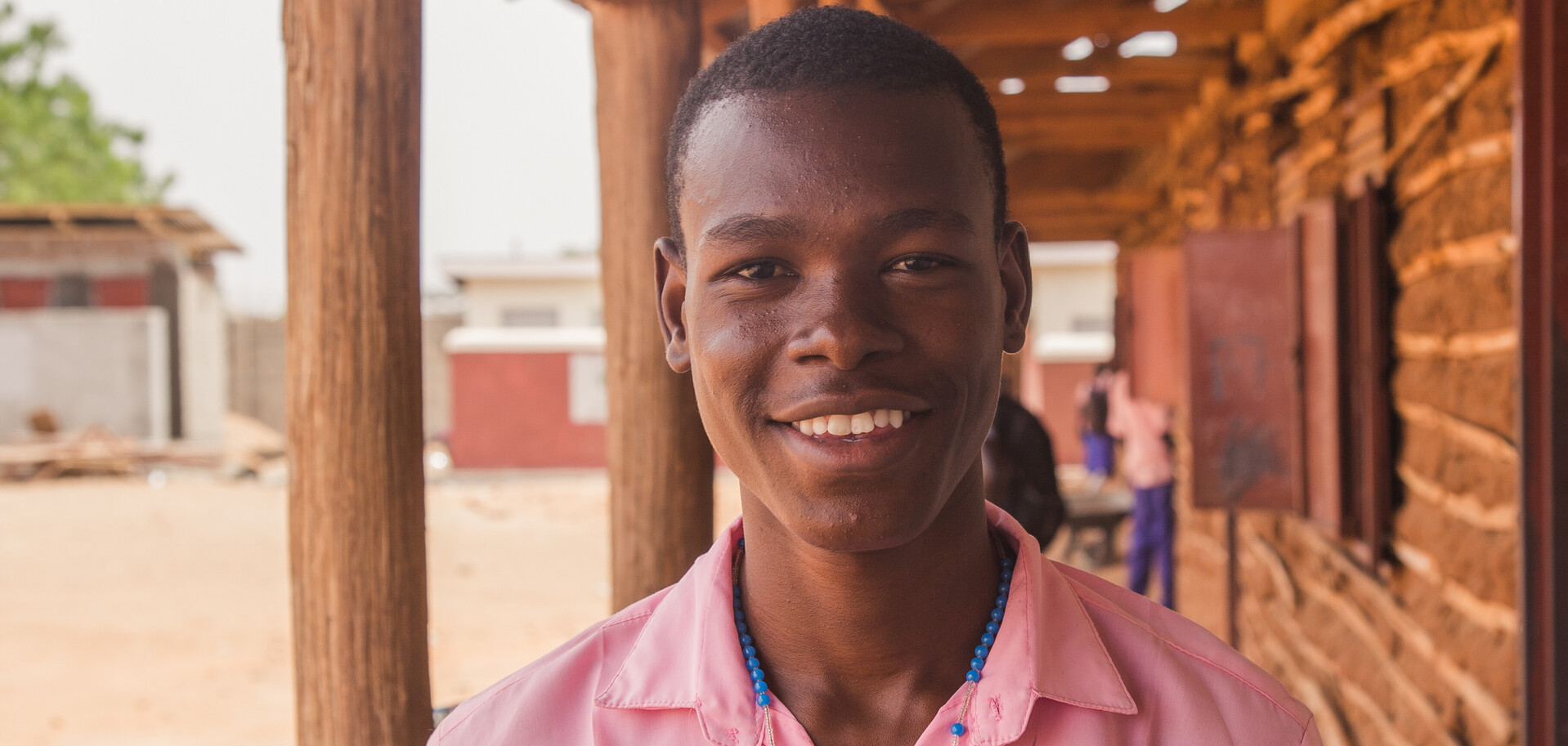 Im Sudan steht ein Mann, Khamis, vor einer Hütte Im Sudan steht ein Mann, Khamis, vor einer Hütte