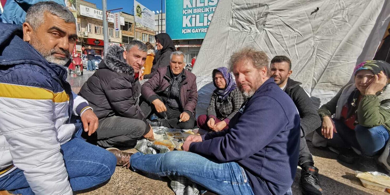 Markus Bremers von action medeor hilft nach dem Erdbeben in der Türkei bei der Lebensmittelverteilung Markus Bremers von action medeor hilft nach dem Erdbeben in der Türkei bei der Lebensmittelverteilung