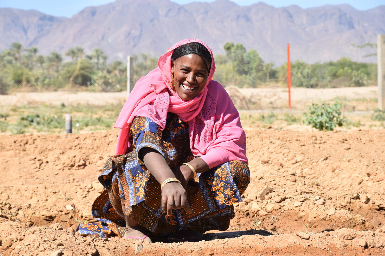 Eine Frau in Niger auf einem ausgetrockneten Acker