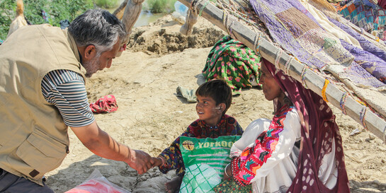 Ein Mitarbeiter von LandsAid unterstützt die Betroffenen der Flutkatastrophe in Pakistan Ein Mitarbeiter von LandsAid unterstützt die Betroffenen der Flutkatastrophe in Pakistan