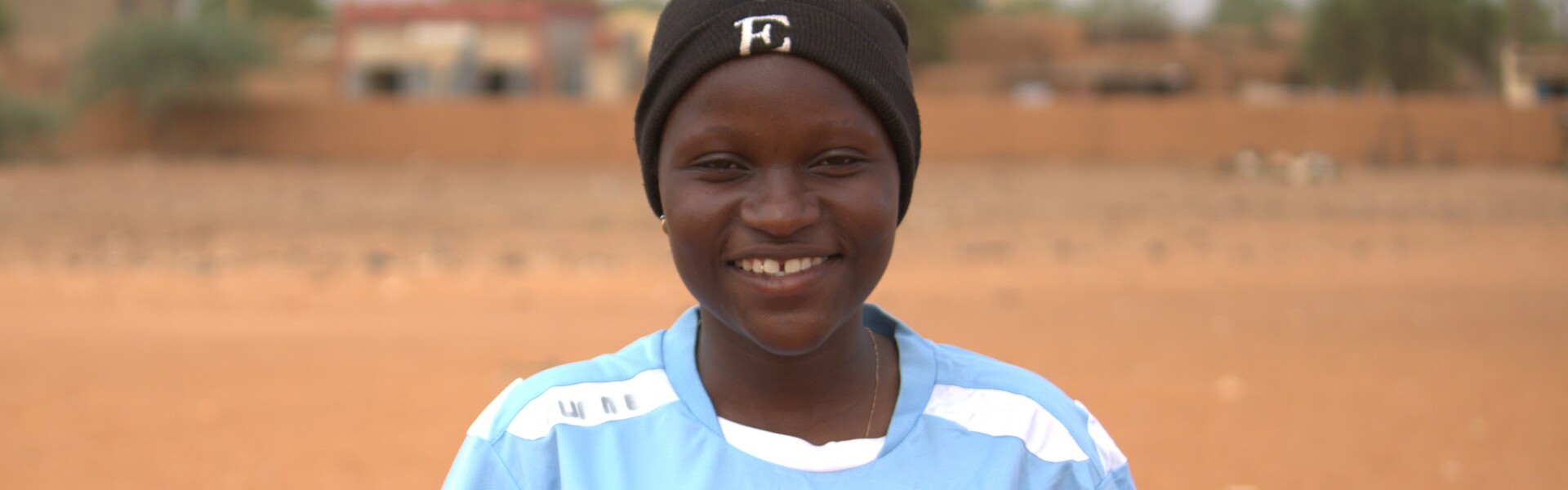 Schon als kleines Mädchen hat sich Nana in das Fußballspielen verliebt Schon als kleines Mädchen hat sich Nana in das Fußballspielen verliebt