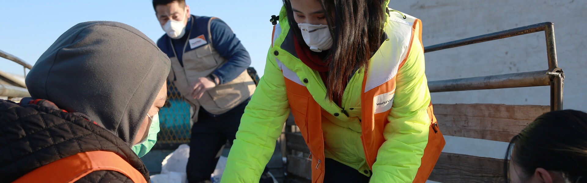 Mitarbeiter vom Bündispartner World Vision verteilen Lebensmittel für die Notfallvorsorge Mitarbeiter vom Bündnispartner World Vision verteilen Lebensmittel für die Notfallvorsorge