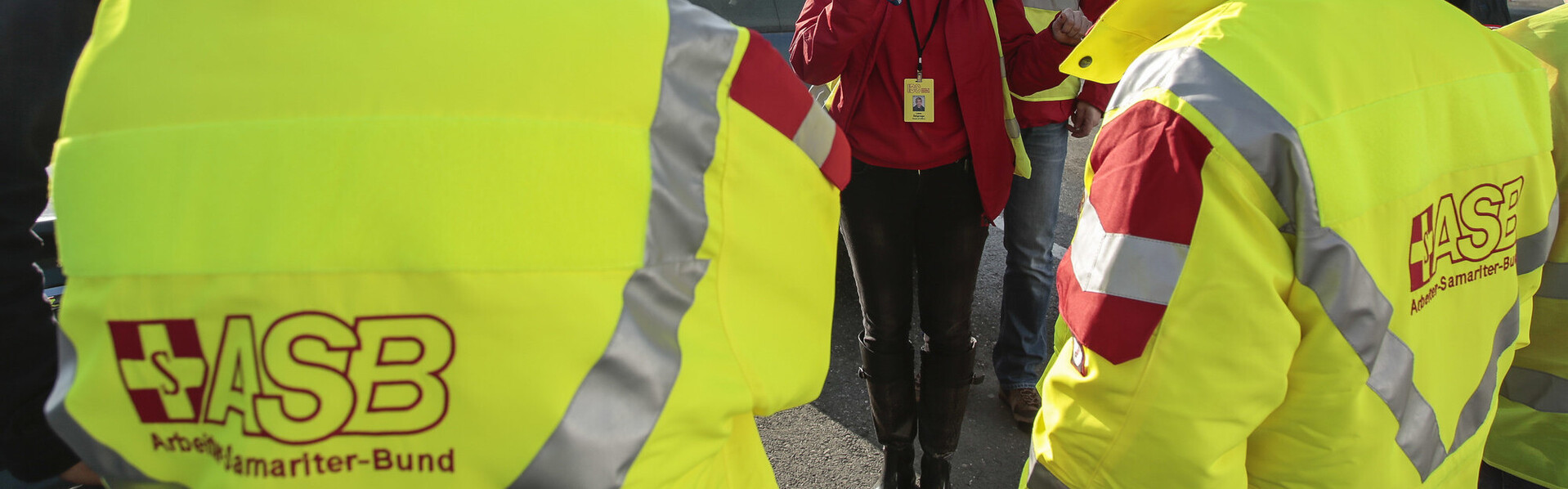 Mitarbeiter des ASB im Einsatz (Symbolbild) Mitarbeiter des ASB im Einsatz (Symbolbild)