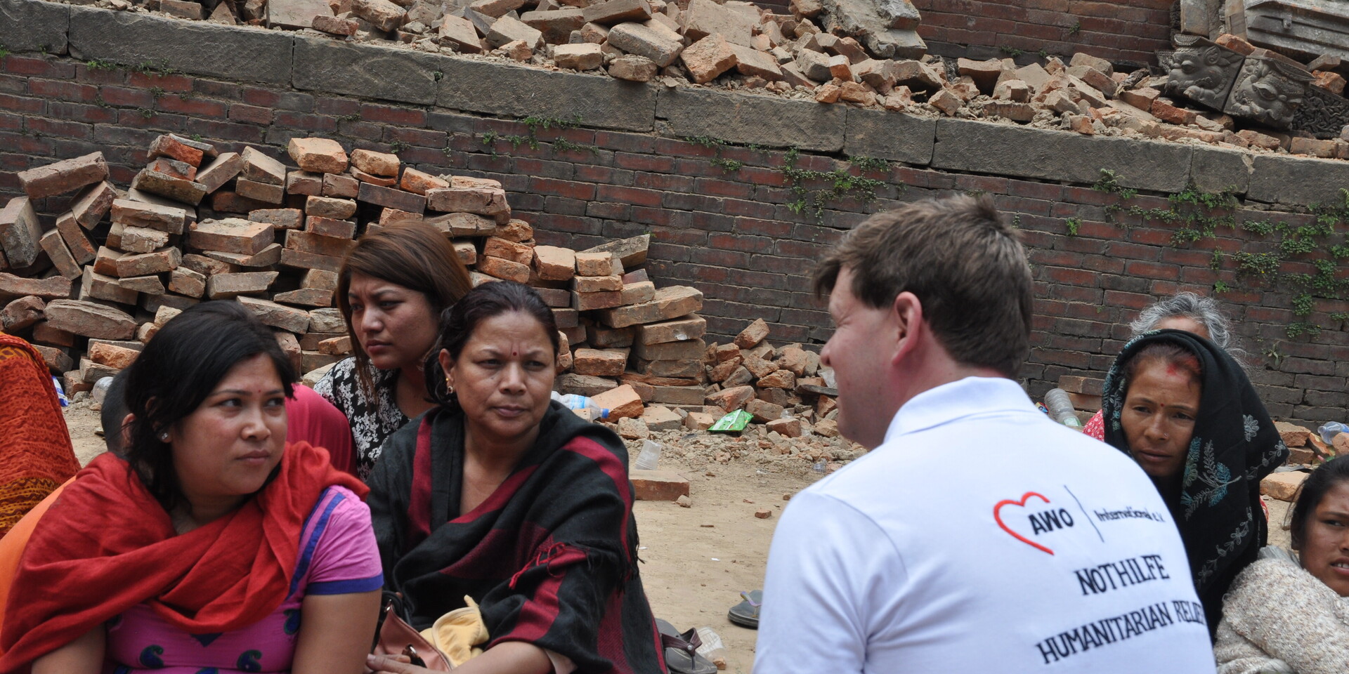 Felix Neuhaus von AWO International unterhält sich mit den Betroffenen des Erdbebens in Nepal Felix Neuhaus von AWO International unterhält sich mit den Betroffenen des Erdbebens in Nepal