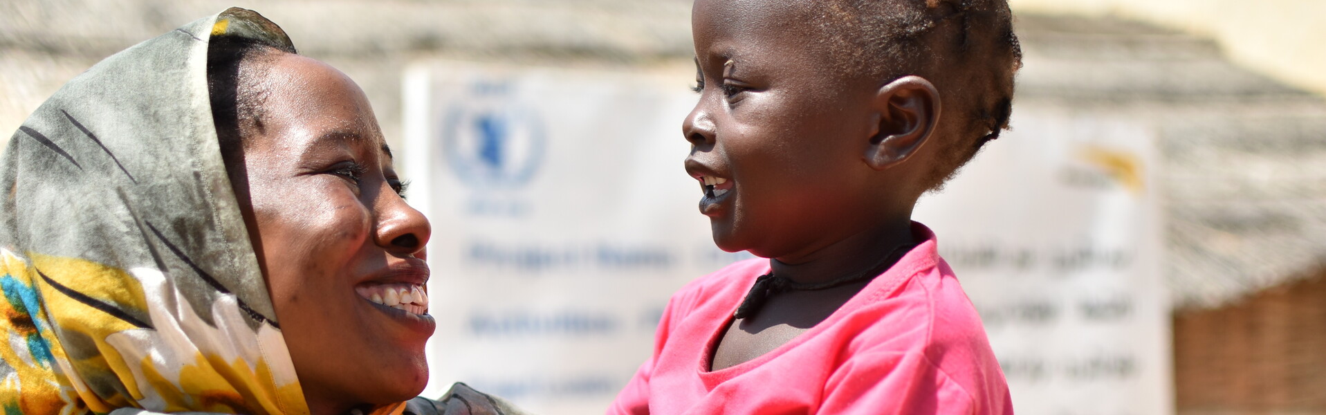 Eine Mutter hält ihr Kind auf dem Arm Eine Mutter hält ihr Kind auf dem Arm