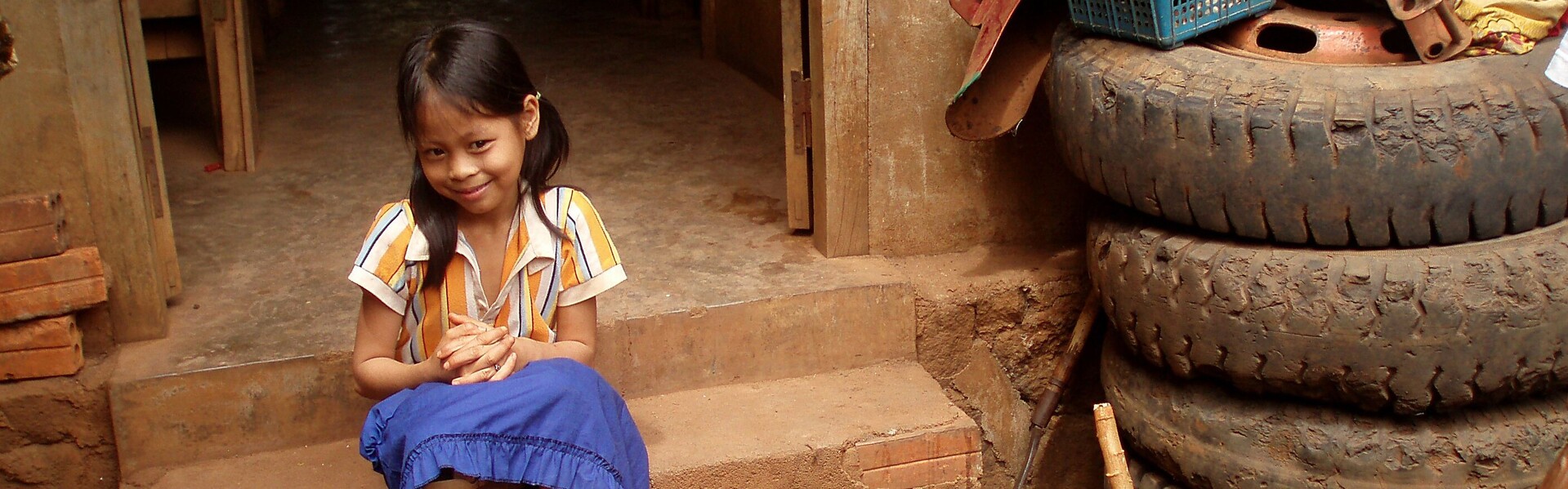 Mädchen in Kambodscha, das sein Bein durch eine Landmine verloren hat Mädchen in Kambodscha, das sein Bein durch eine Landmine verloren hat