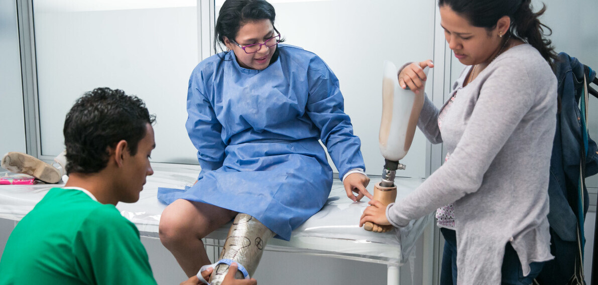 In einer orthopädischen Praxis in Kolumbien erhalten Opfer von Landminen Hilfe In einer orthopädischen Praxis in Kolumbien erhalten Opfer von Landminen Hilfe