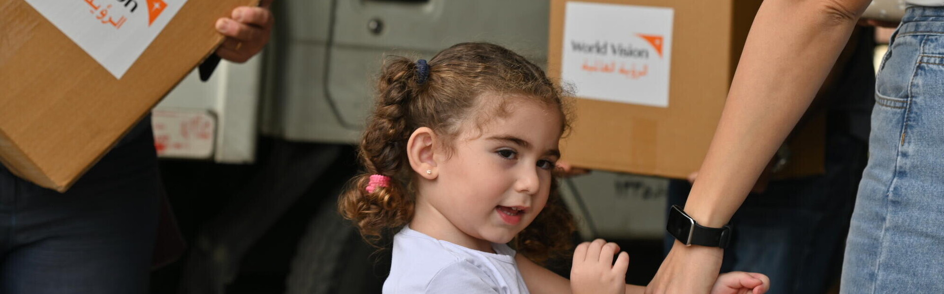 Dank des Waffenstillstands in Gaza erreicht die Menschen in der Krisenregion mehr Hilfe Ein Mädchen nimmt die Hand seiner Mutter