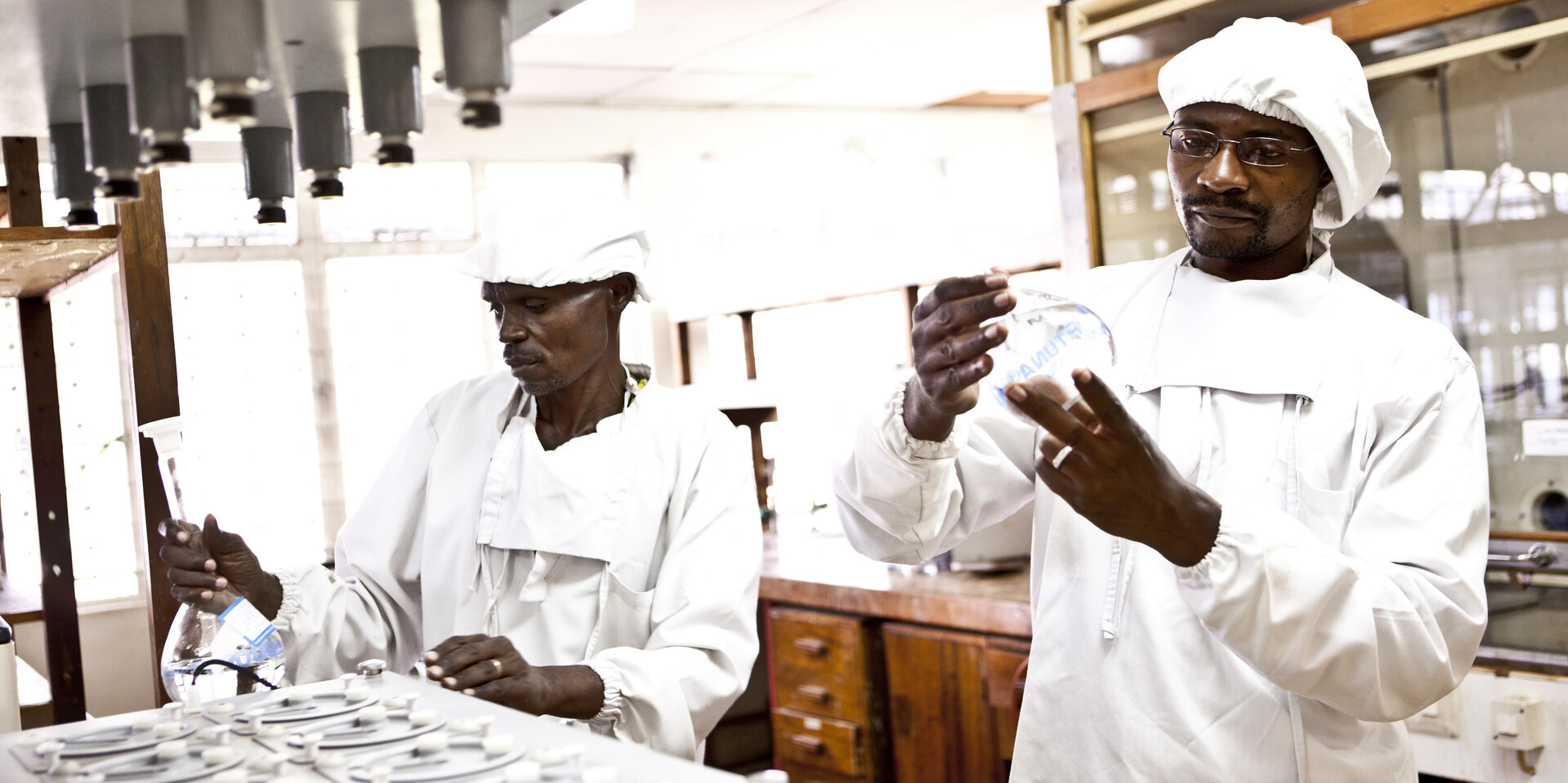 action medeor bildet in Tansania lokales pharmazeutisches Personal aus action medeor bildet in Tansania lokales pharmazeutisches Personal aus
