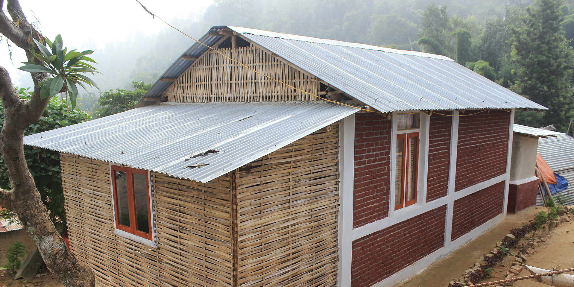 Ein nach dem Erdbeben 2015 in Nepal katastrophensicher errichtetes Haus Ein nach dem Erdbeben 2015 in Nepal katastrophensicher errichtetes Haus