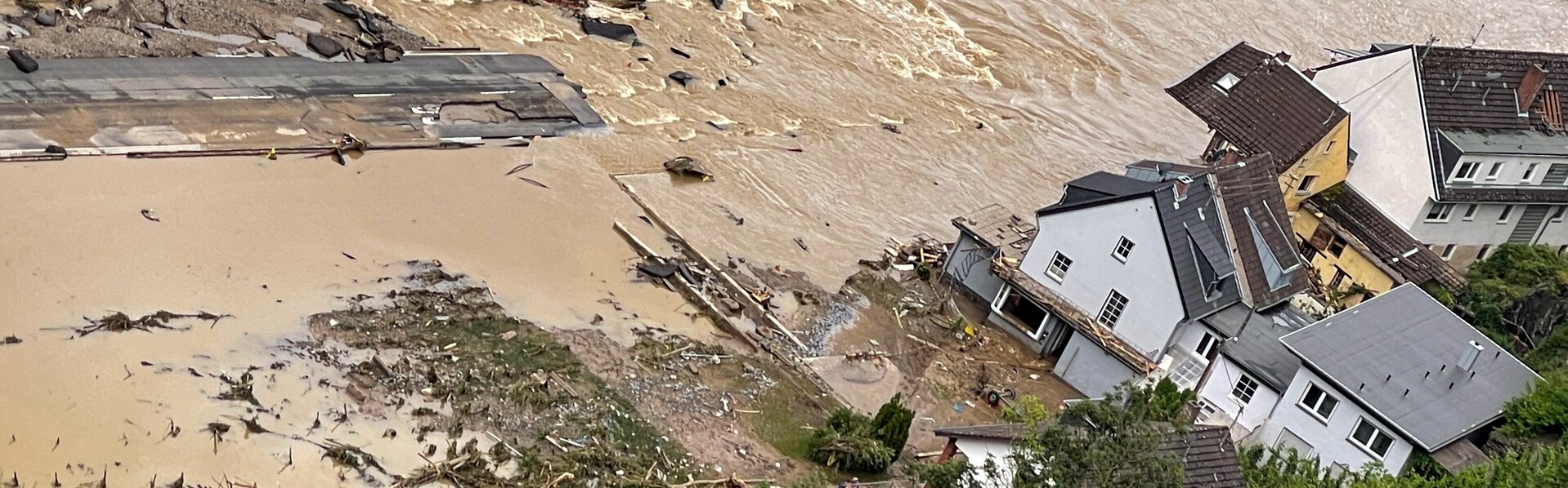 Besonders in der kleinen Ortschaft Mayschoss im Ahrtal hinterließ das Hochwasser eine große Zerstörung Besonders in der kleinen Ortschaft Mayschoss im Ahrtal hinterließ das Hochwasser eine große Zerstörung