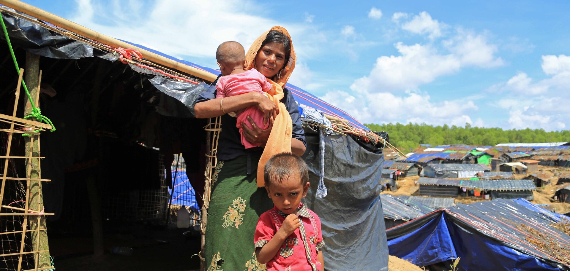 Die junge Mutter Almarzan mit zwei ihrer Kinder im Flüchtlingscamp in Bangladesch. Die junge Mutter Almarzan mit zwei ihrer Kinder im Flüchtlingscamp in Bangladesch.