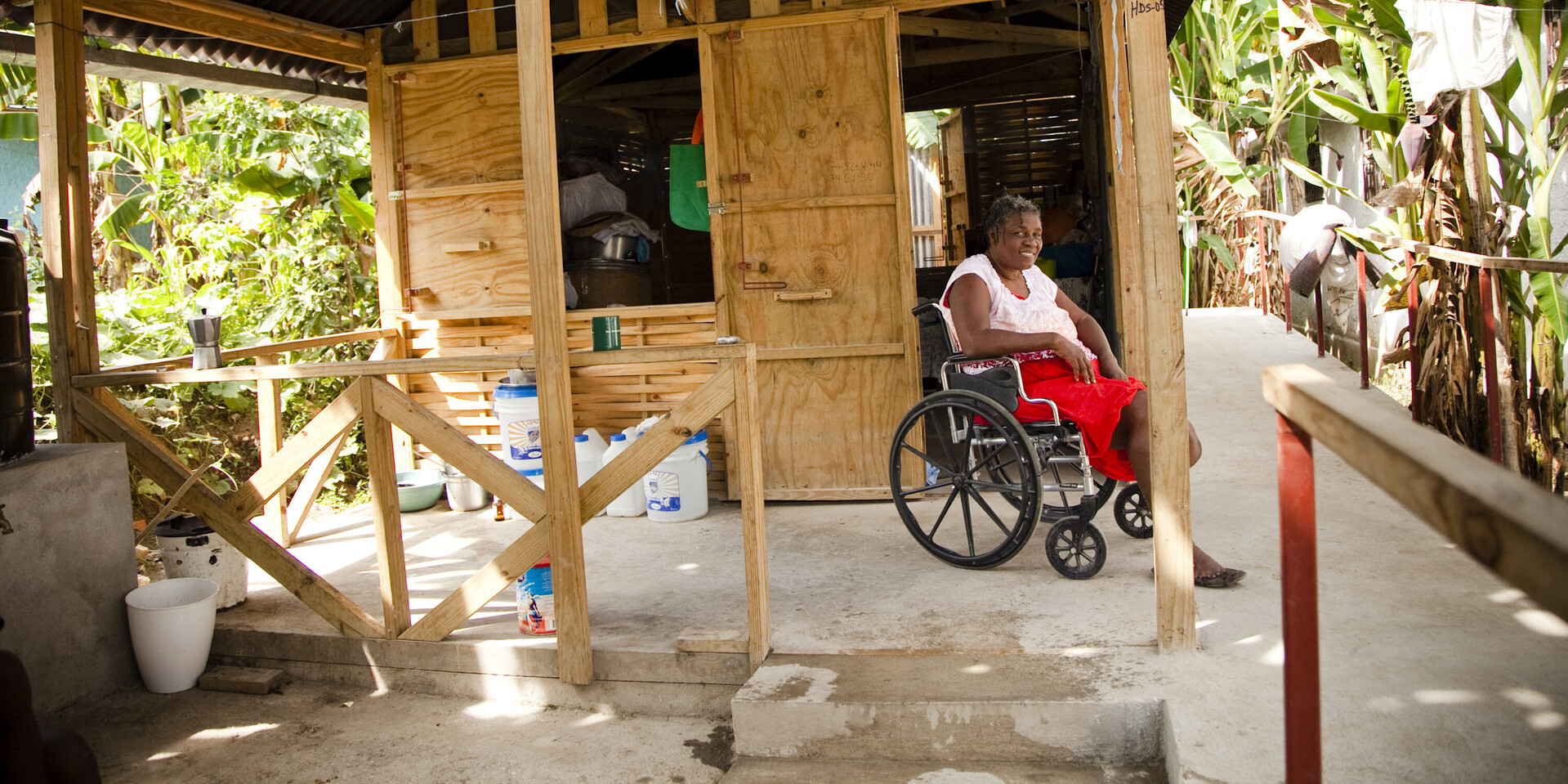 Eine Frau in Haiti sitzt in einem Rollstuhl Eine Frau in Haiti sitzt in einem Rollstuhl
