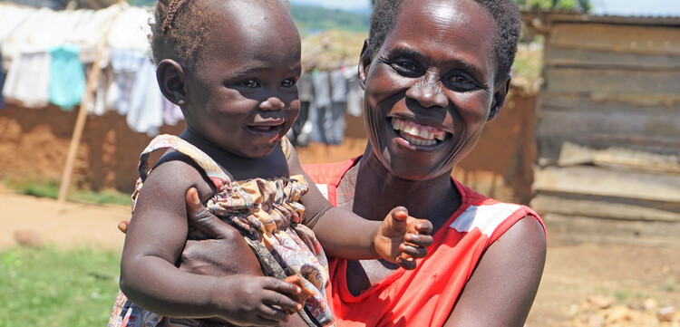 Eine Frau mit ihrer Tochter in Uganda