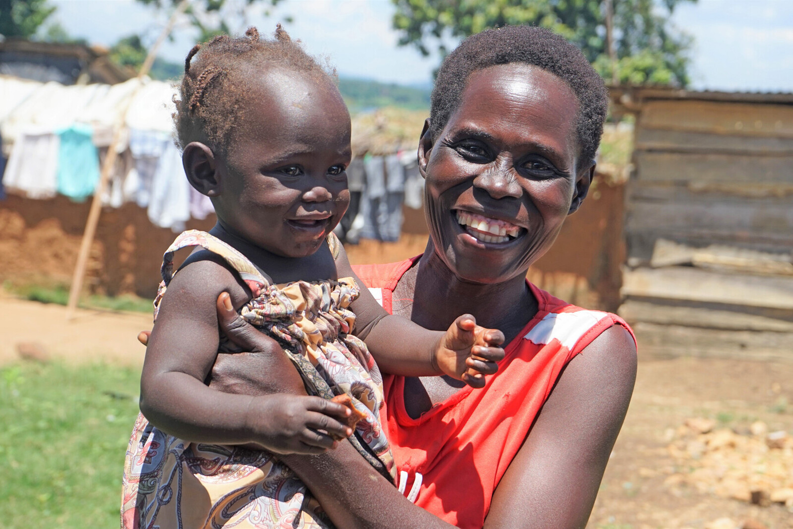 Eine Frau mit ihrer Tochter in Uganda