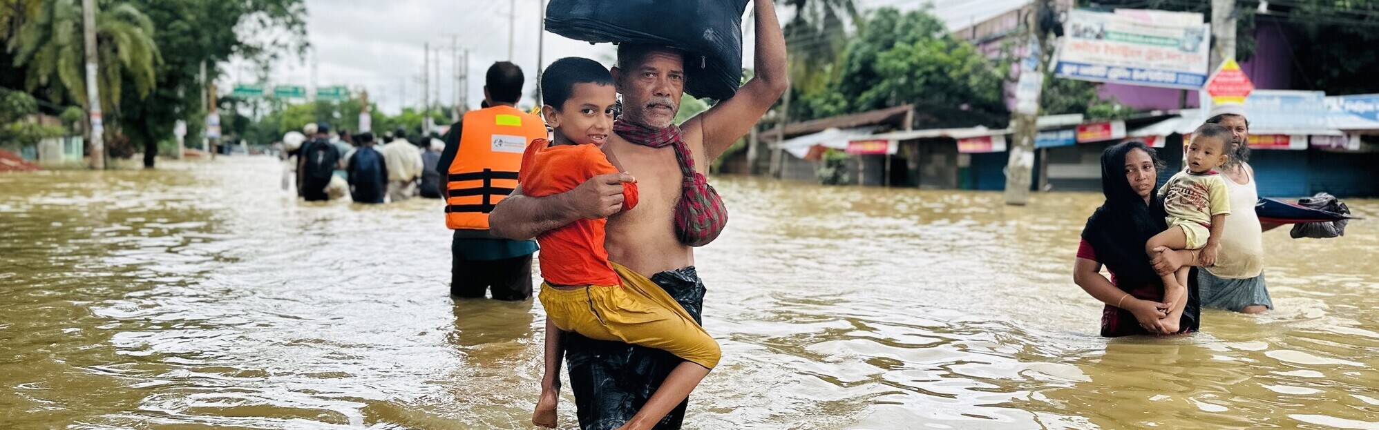 Menschen im Flutgebiet im Bangladesch