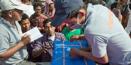 Helfer verteilen Hilfsgüter an die Menschen in Nepal Helfer verteilen Hilfsgüter an die Menschen in Nepal