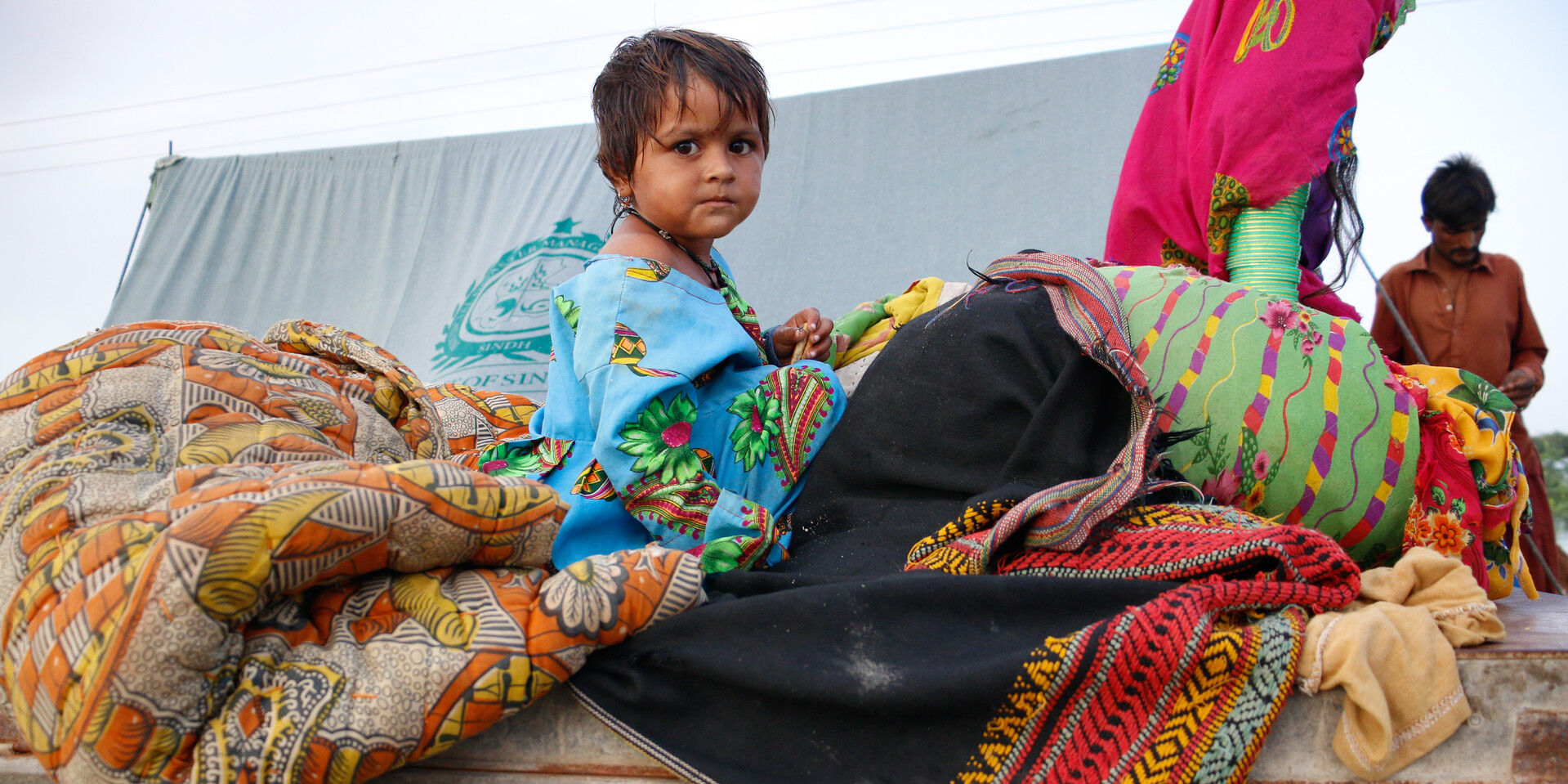Ein kleines Mädchen in Decken gehüllt Ein kleines Mädchen in Decken gehüllt
