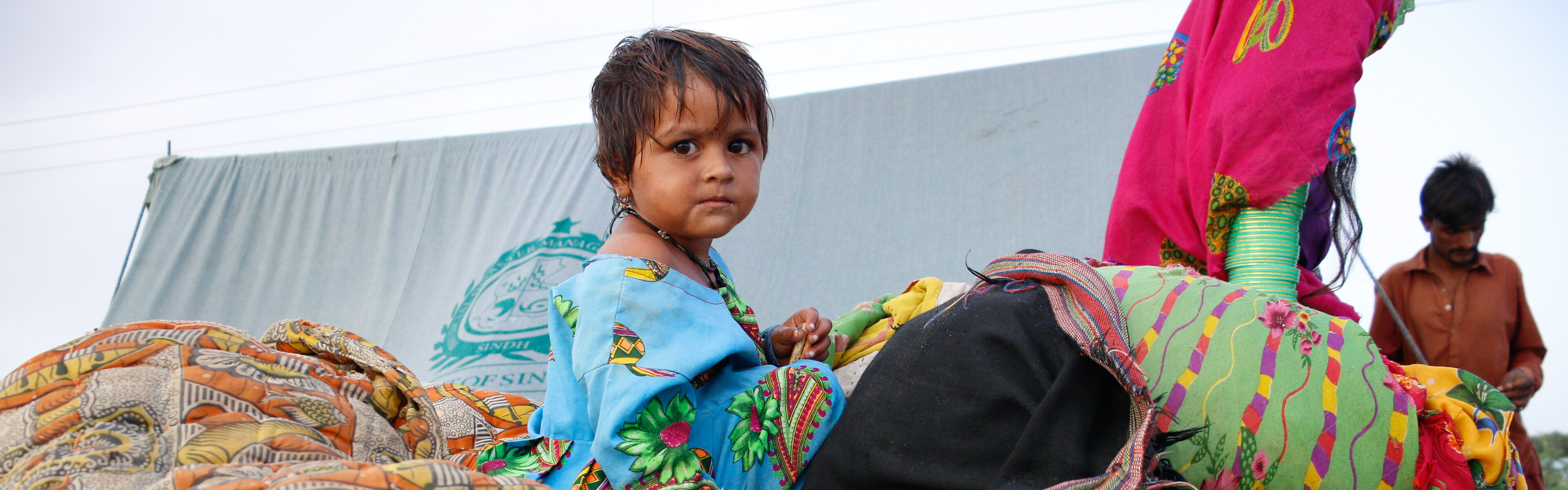 Ein kleines Mädchen in Decken gehüllt Ein kleines Mädchen in Decken gehüllt