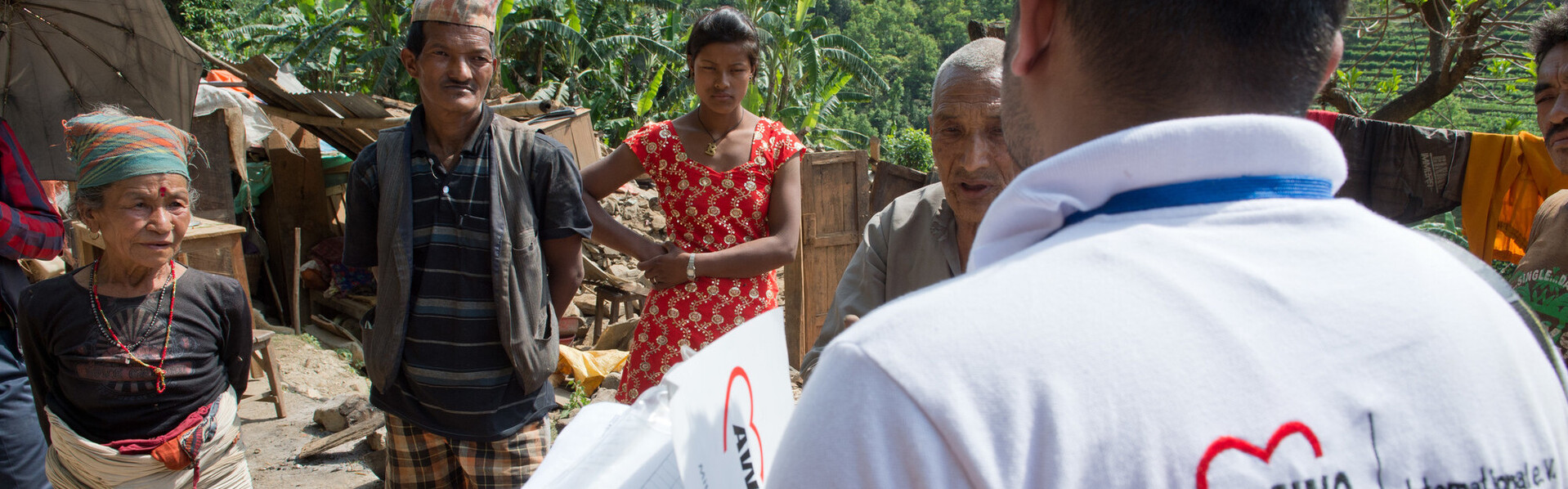 Ein Helfer von AWO International spricht mit Menschen in Nepal Ein Helfer von AWO International spricht mit Menschen in Nepal