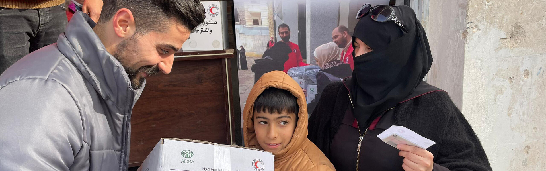 Die internationale Hilfsorganisation ADRA verteilt besonders an betroffene Familien im Erdbebengebiet Syrien Hilfspakete Die internationale Hilfsorganisation ADRA verteilt besonders an betroffene Familien im Erdbebengebiet Syrien Hilfspakete