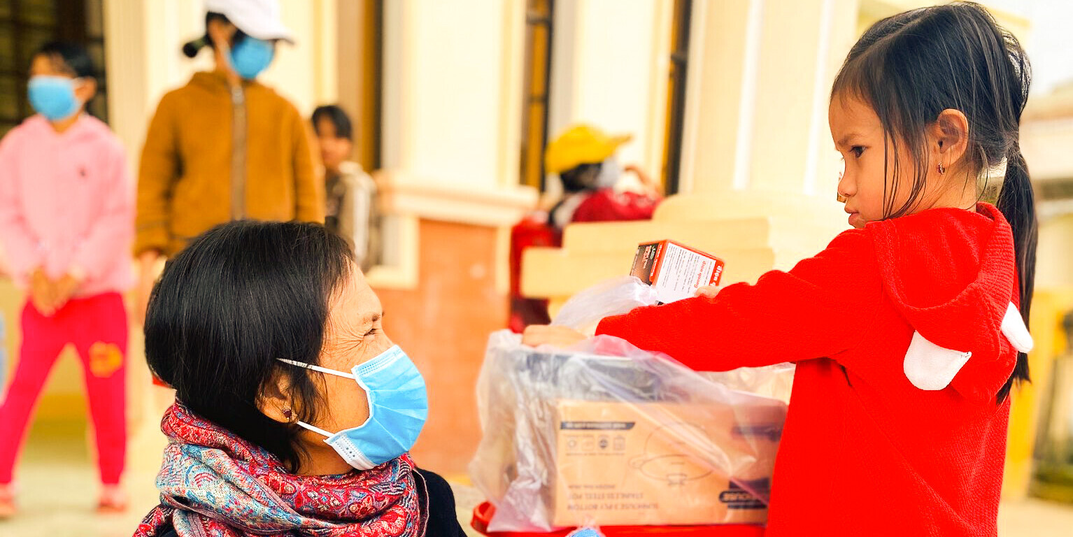 Arme Familien in Vietnam erhalten ein Hilfspaket Arme Familien in Vietnam erhalten ein Hilfspaket